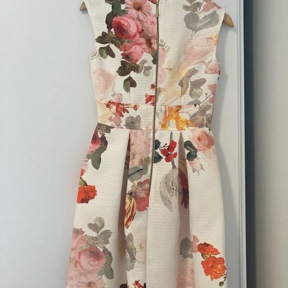 NWT quilted floral dress by Closet London - Picture 2 of 4